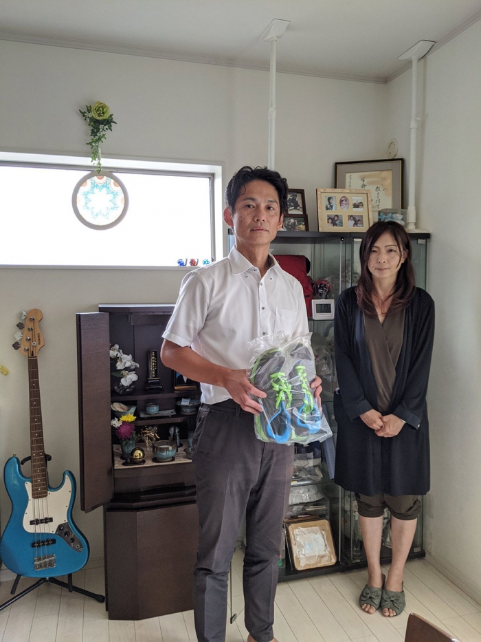 和田善光さんと真理さん夫婦。樹生さんが最後に履いていたスニーカーを今も大切に保管している。