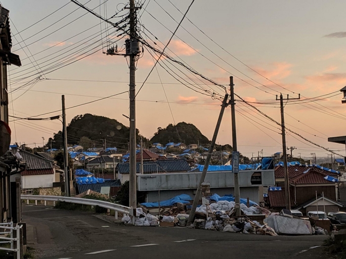 特に房総半島の南部では多くの家屋は屋根を飛ばされ、停電被害も復旧に時間がかかった（筆者撮影）