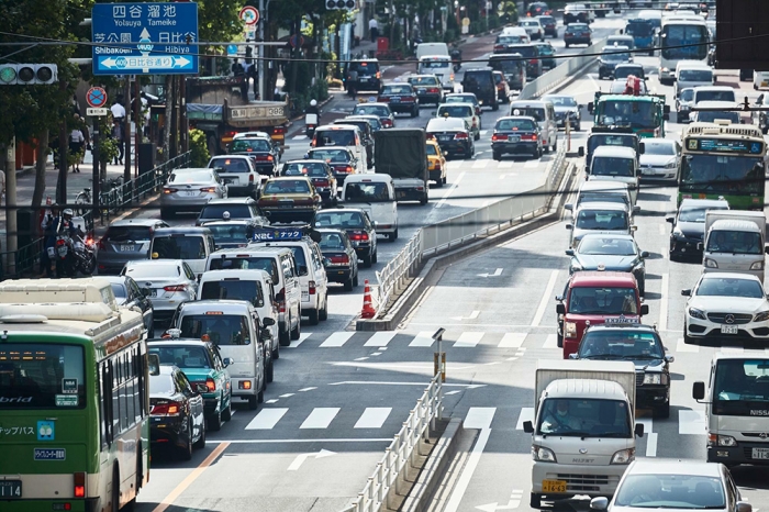 一般公道を走る多くの車。この中に飲酒ドライバーがいるかもしれない（写真:アフロ）