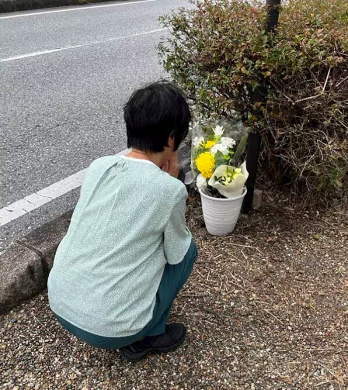 2024年9月、福島から滋賀の事故現場へ行き、手を合わせる母親の喜美江さん（遺族提供）