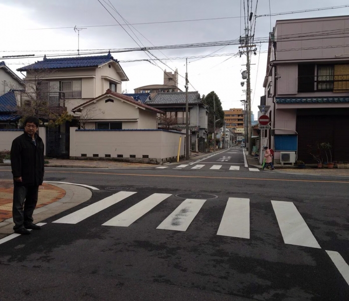 貴仁さんがはねられた横断歩道に立つ父親の眞野さん。加害者は写真手前から奥に向けて、制限速度2倍以上のスピードで一方通行を無灯火で逆走し、ひき逃げをした（筆者撮影）