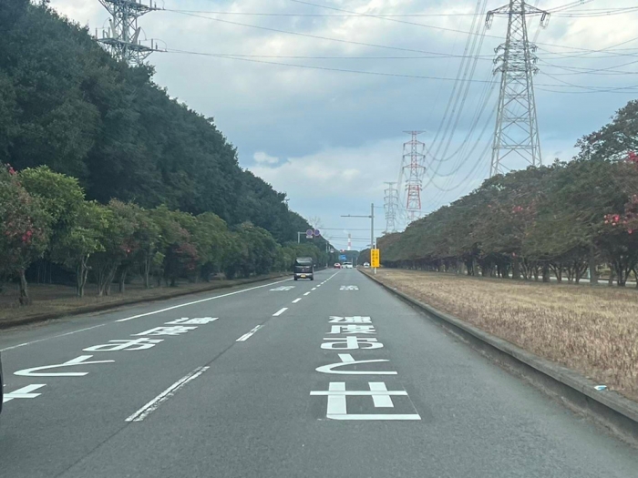 現在の事故現場。県道の路面には「速度落とせ」の大きなペイントが（遺族提供）