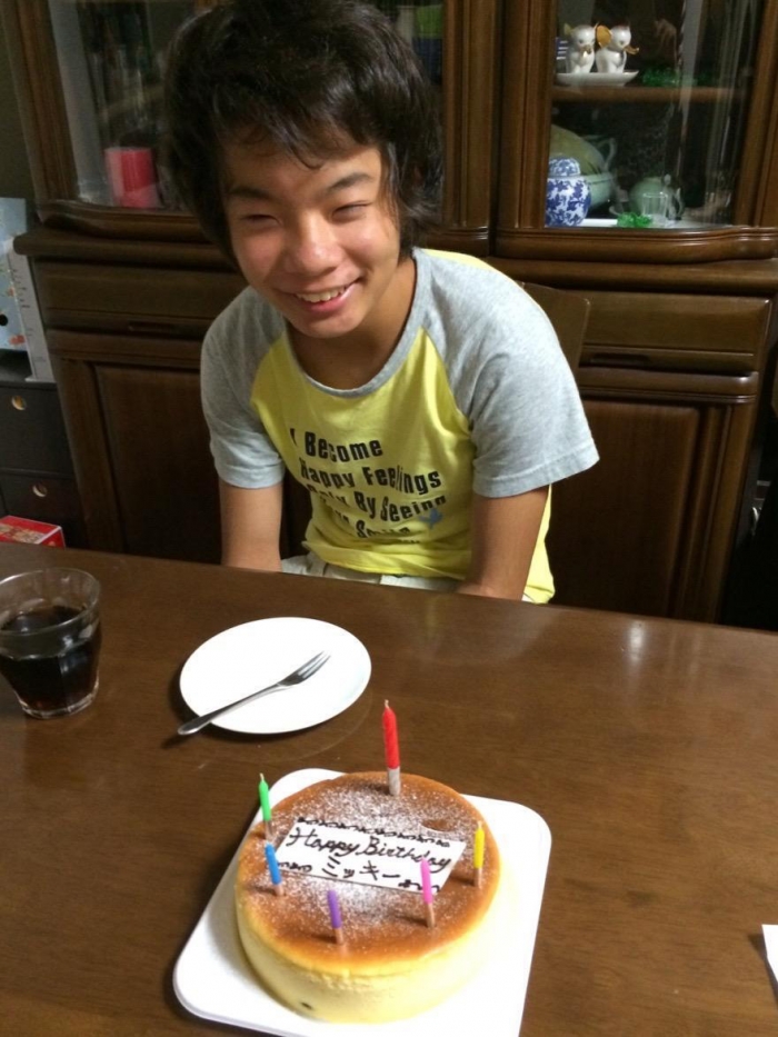 樹生さん15歳、最後の誕生日は大好物のチーズケーキでお祝いをしたという（遺族提供）