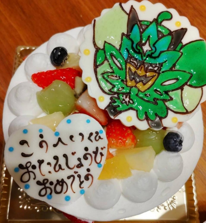 お気に入りのキャラクターでデコレーションされた8歳のお誕生日ケーキ。これが、航平くんが食べることのできた最後のケーキとなった（両親提供）